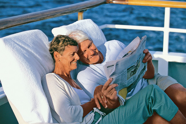 Bewegungsmangel im Urlaub kann die Venen von Senioren belasten