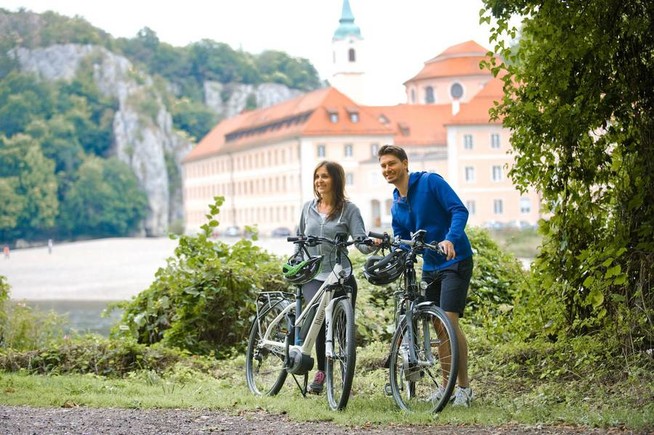 Im Landkreis Kelheim lassen sich Radtouren und Schifffahrten gut verbinden