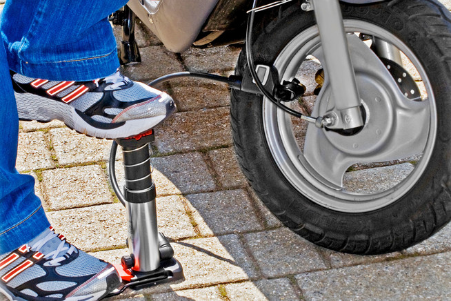 Fußpumpen nehmen Reifenpannen viel von ihrem Schrecken