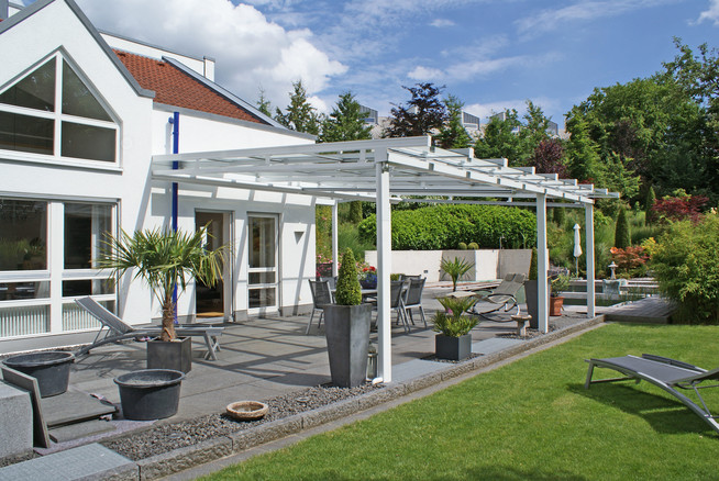 Ein solides Glasschiebedach für die Terrasse schützt vor den Launen de