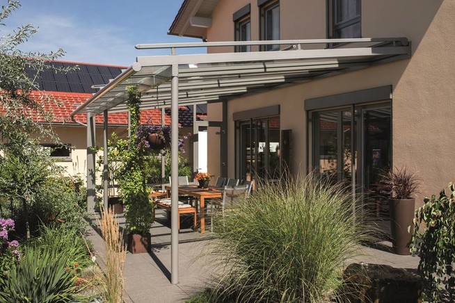 Neue Terrassendachsysteme lassen sich freitragend mit der Hauswand verbinden
